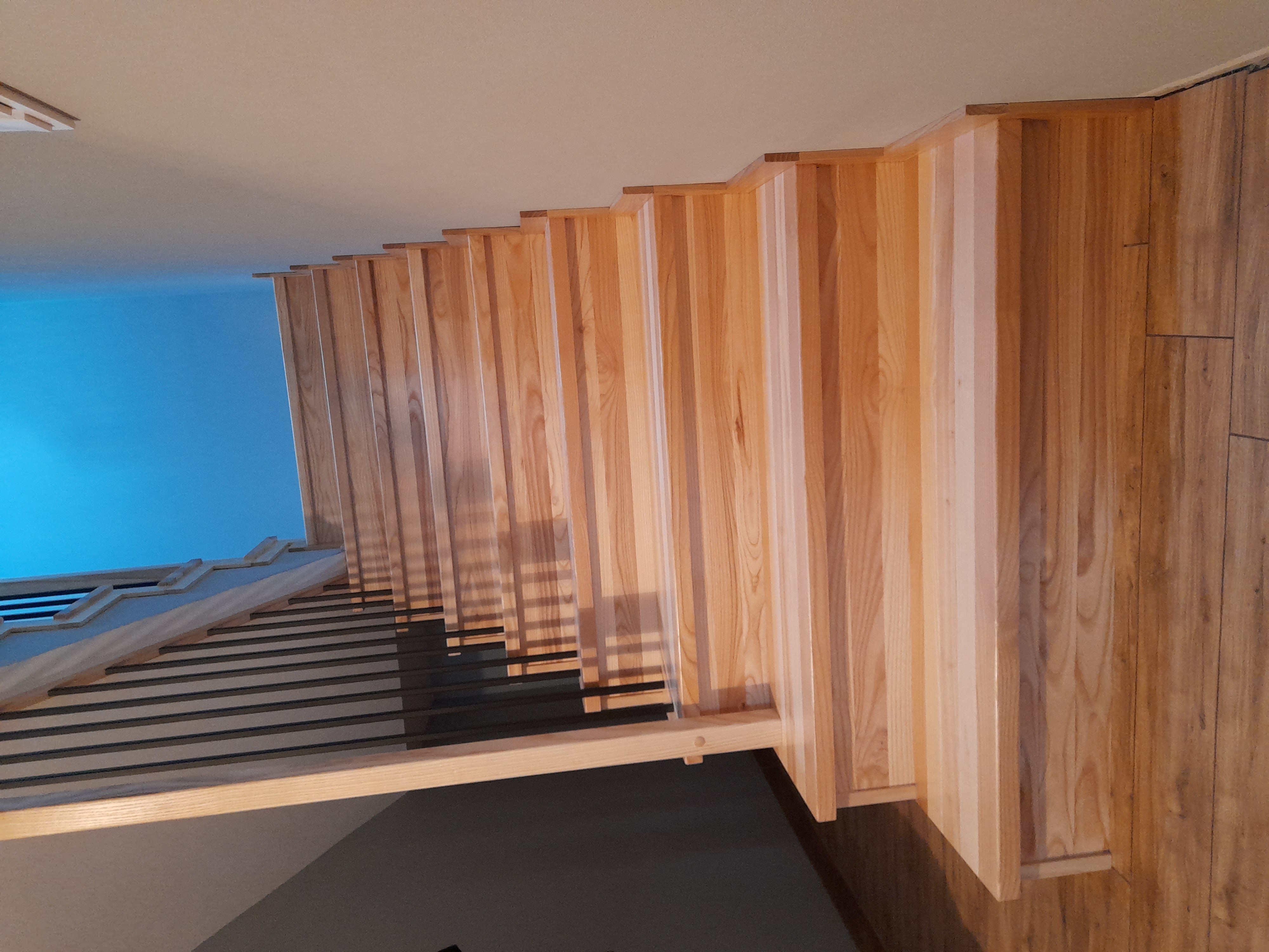 Schody jesionowe z czarną balustradą