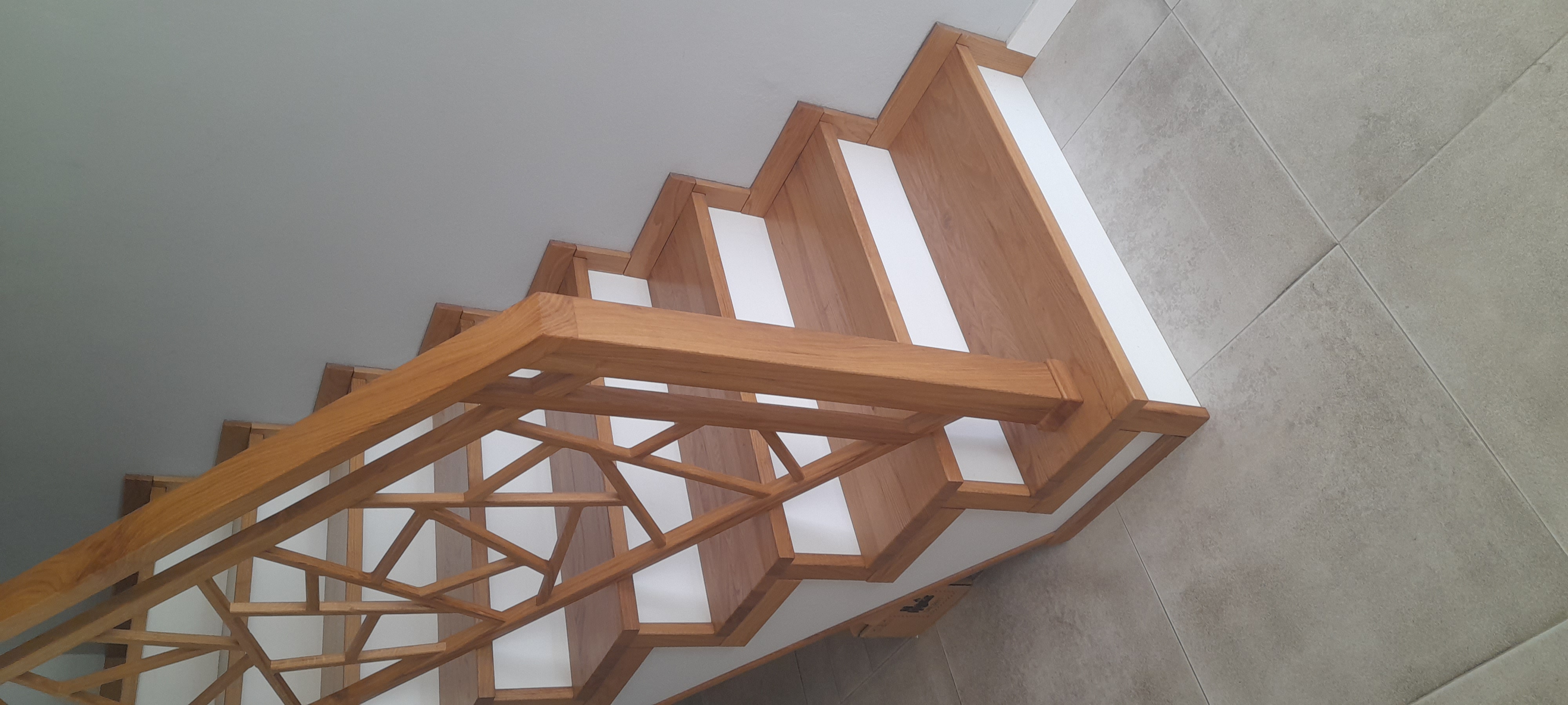 Schody dębowe z geometryczną balustradą