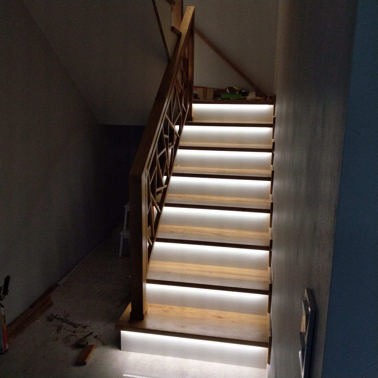 Schody dębowe z geometryczną balustradą