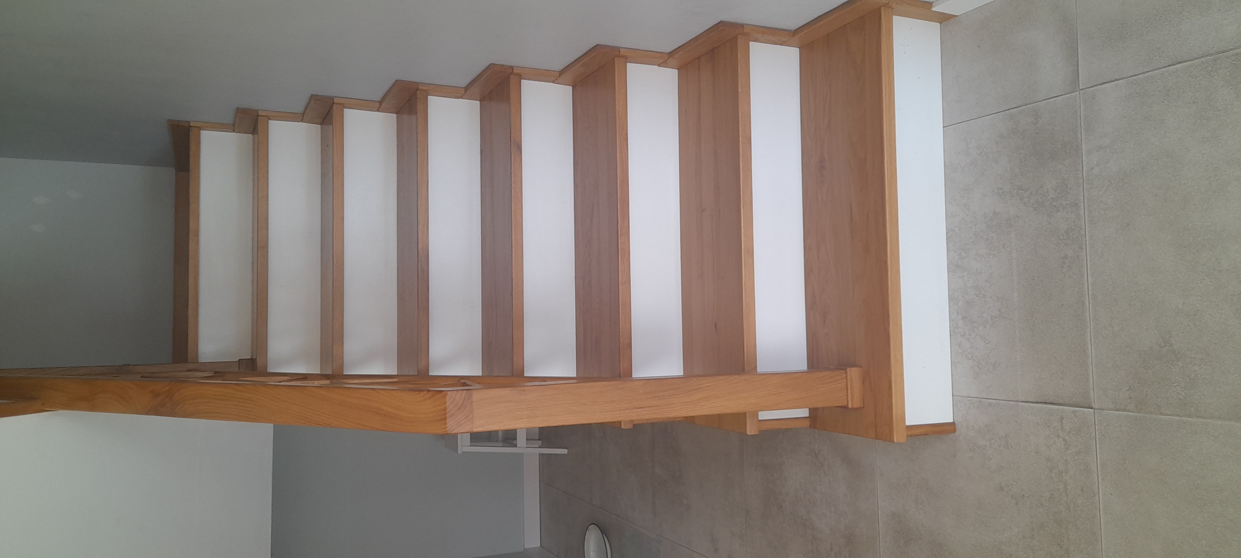 Schody dębowe z geometryczną balustradą