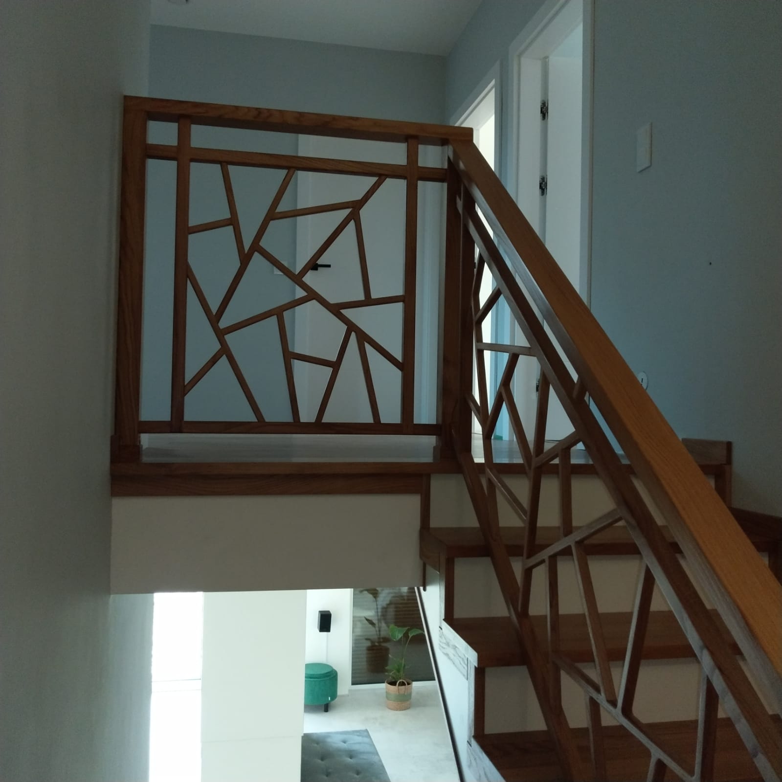 Schody dębowe z geometryczną balustradą