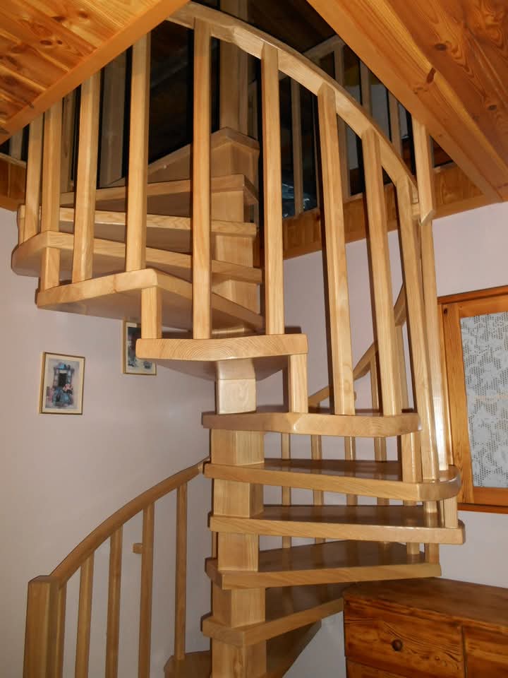 Kręcone schody jesionowe