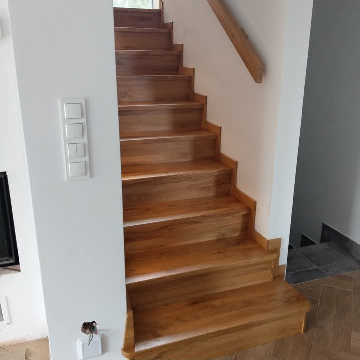 Schody dębowe z dekoracyjną balustradą