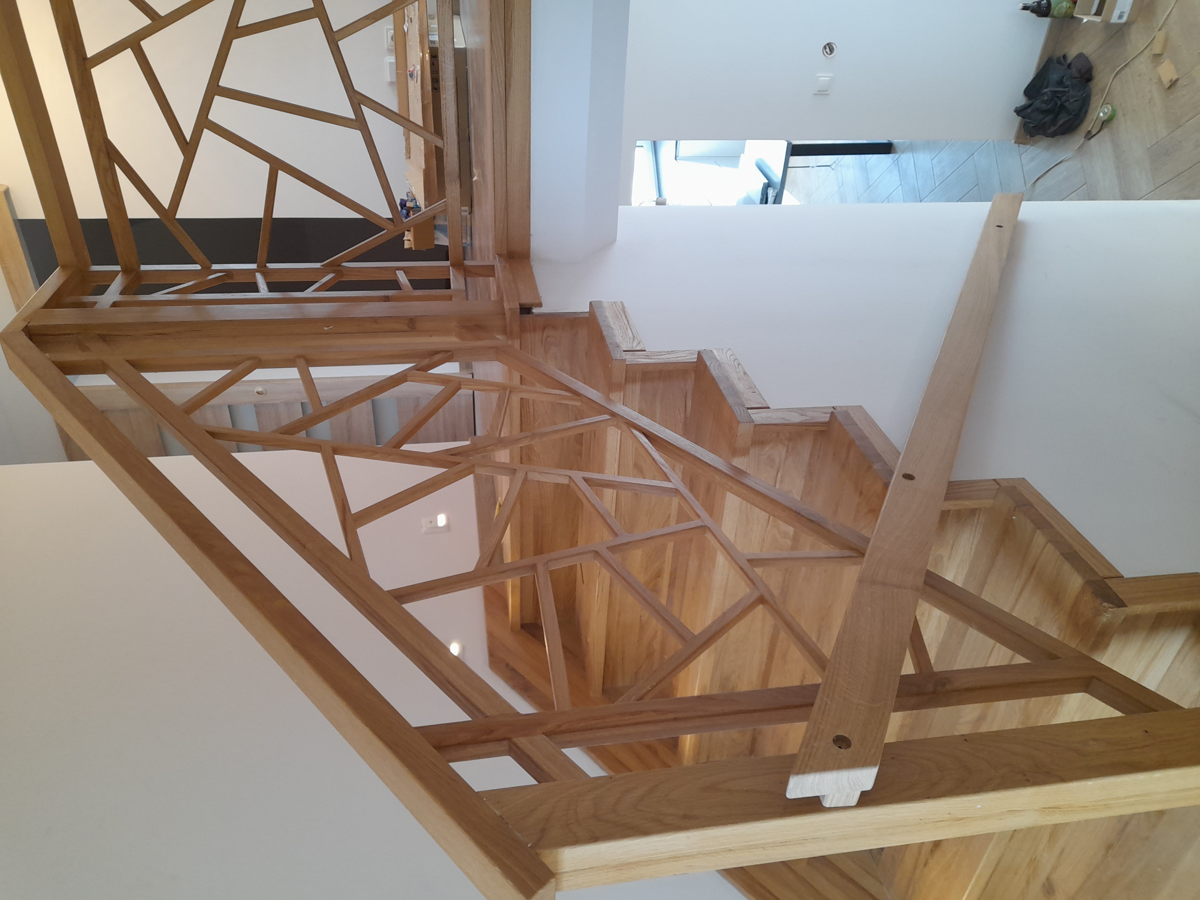 Schody dębowe z dekoracyjną balustradą