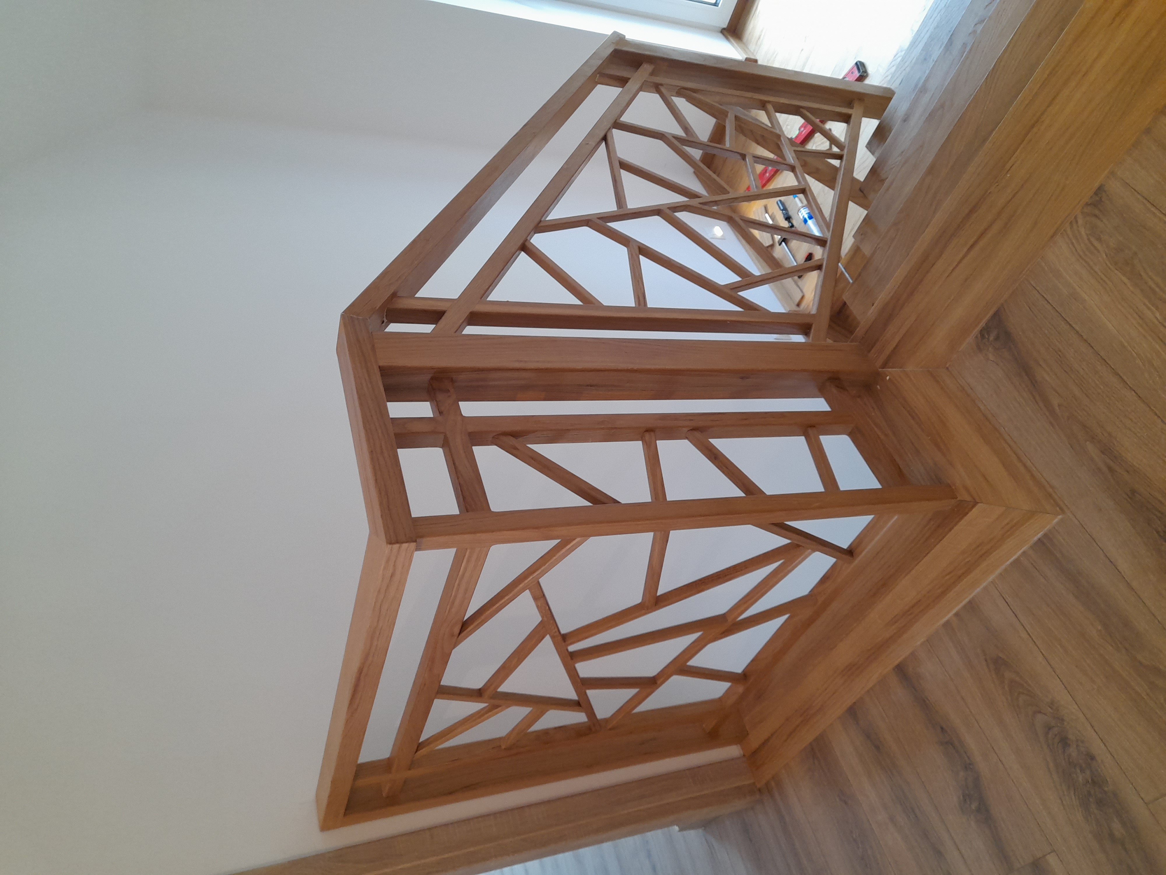 Schody dębowe z dekoracyjną balustradą