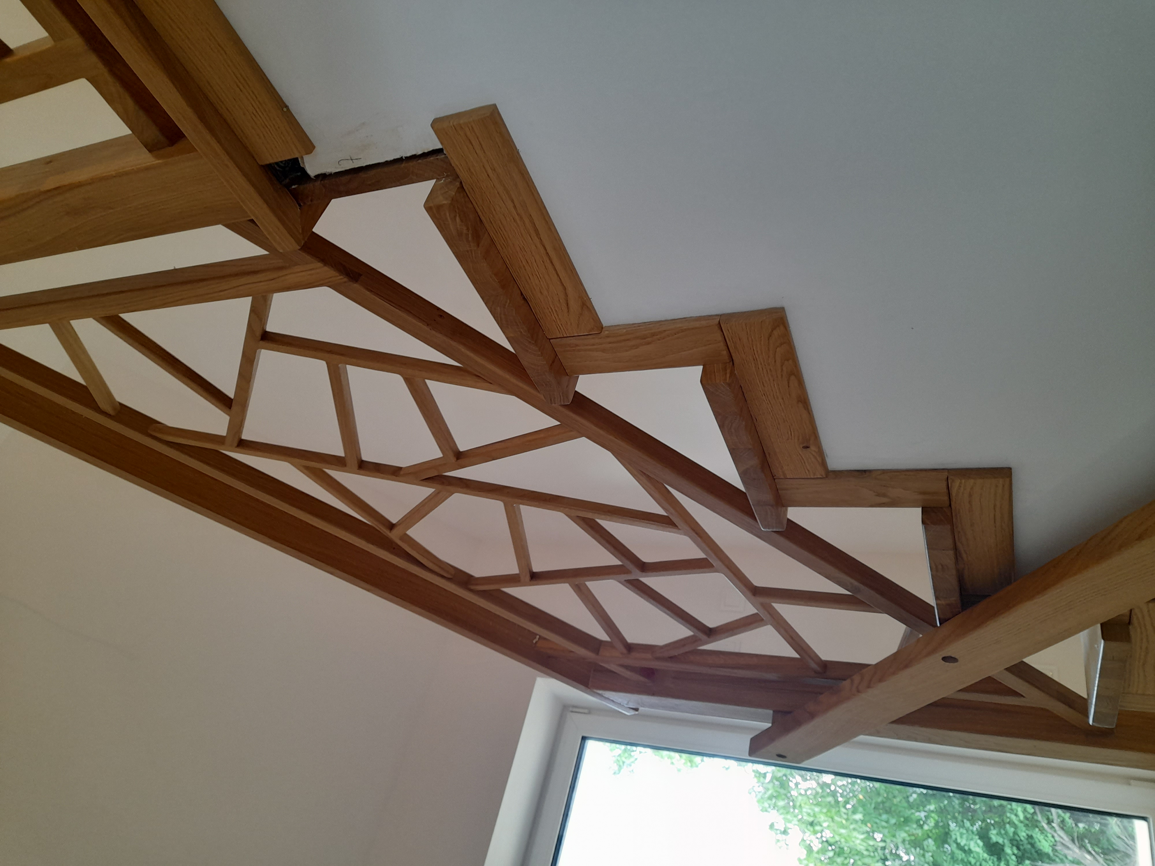 Schody dębowe z dekoracyjną balustradą