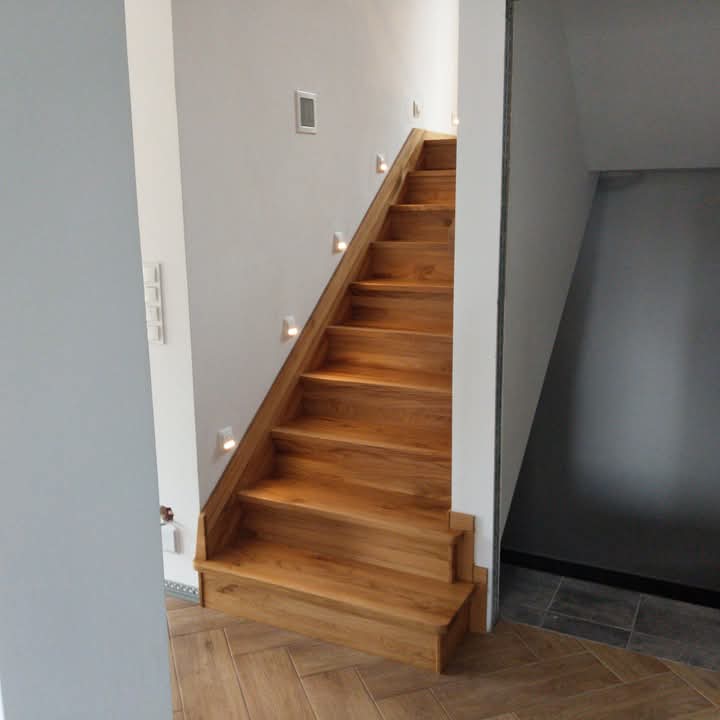 Schody dębowe z dekoracyjną balustradą