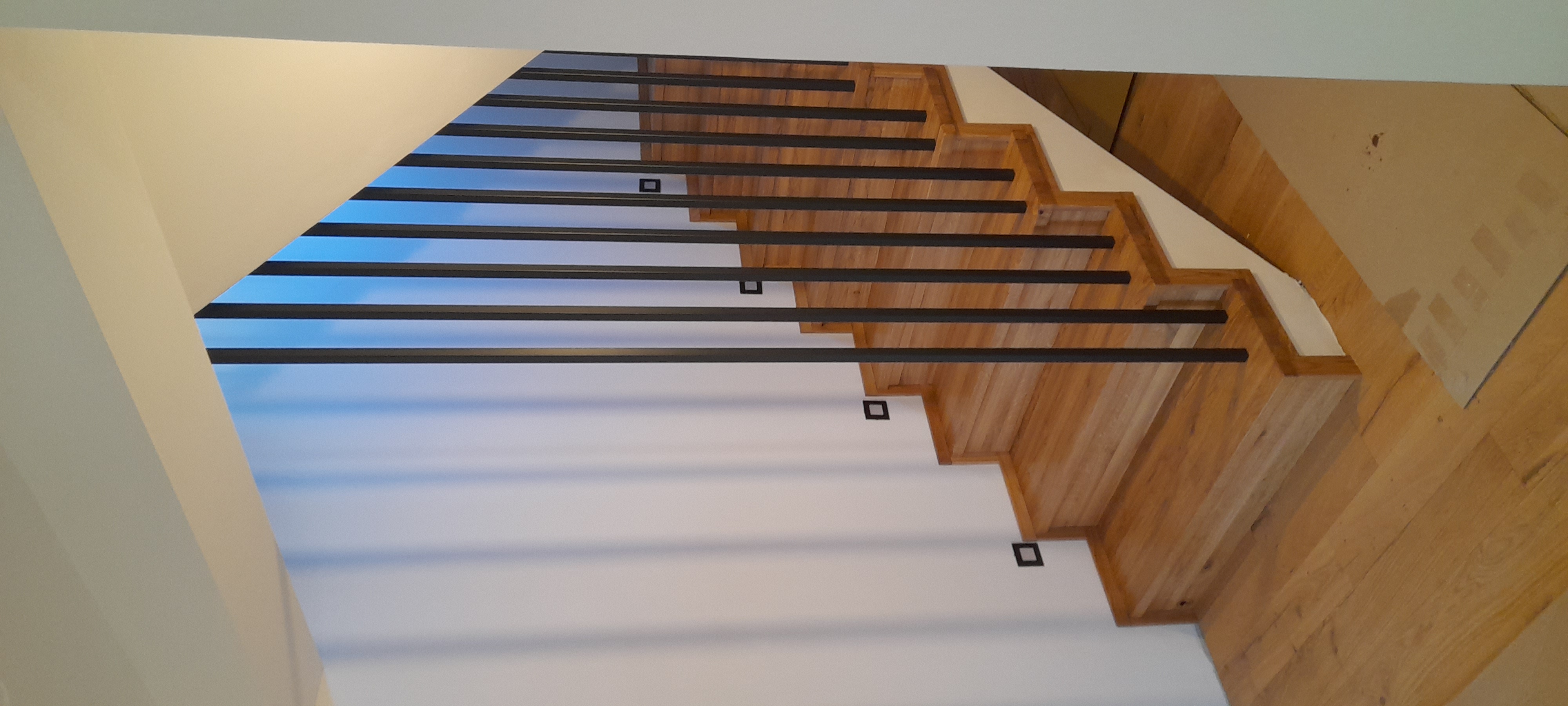 Schody dębowe z czarną balustradą
